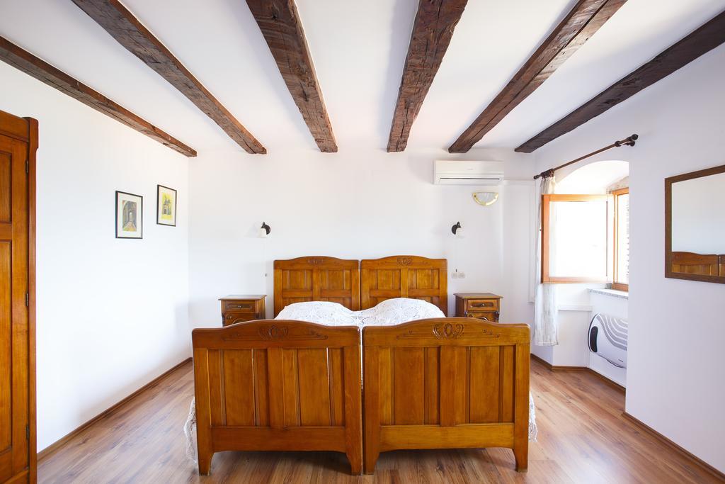 Apartments Villa Kastav In Old Town Center With Sea View And Parking الغرفة الصورة